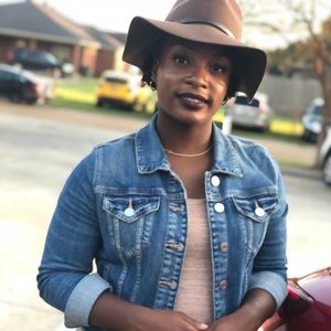 Meet your Posher, Danielle